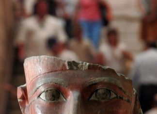 İlk kadın firavun Hatşepsut sakal takardı çünkü firavunların sakallı olması gerektiğine inanılırdı.